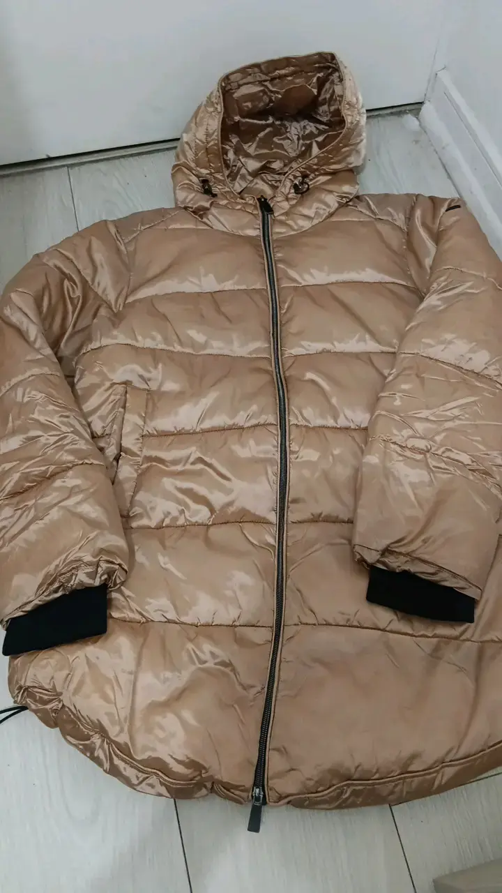 Chaqueta acolchada beige con capucha - 1