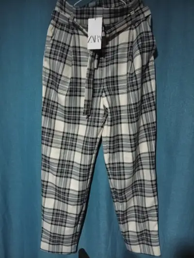 Pantalones a cuadros blanco y negro para mujer - miniatura 3