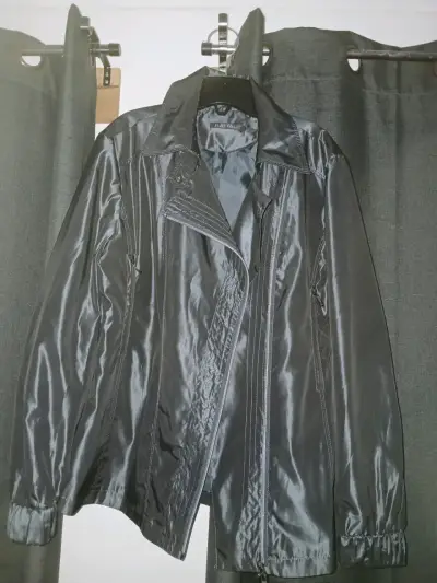 Chaqueta negra de satén para mujer - miniatura 1