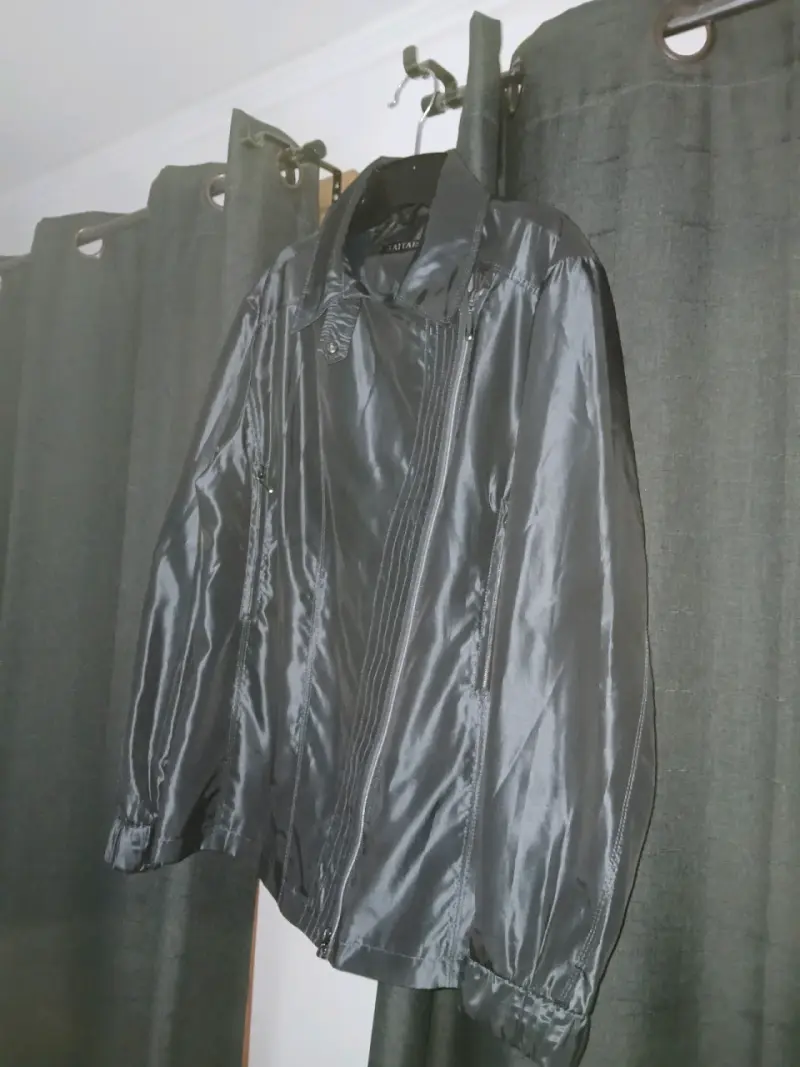 Chaqueta negra de satén para mujer - 2