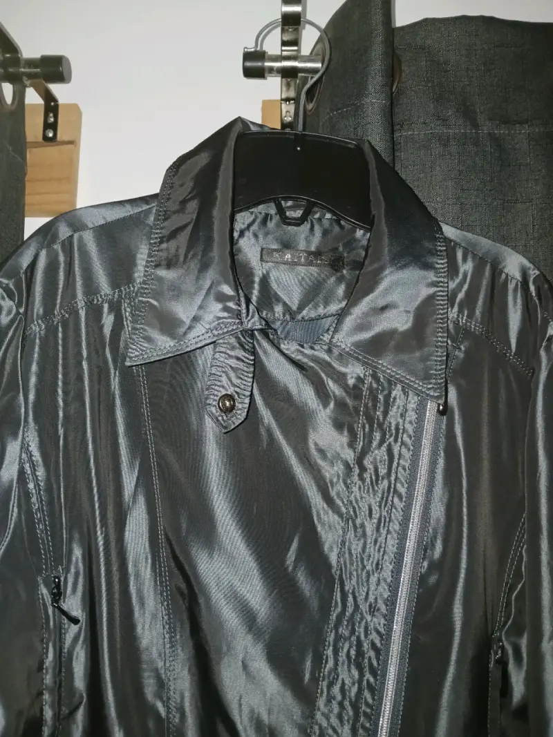 Chaqueta negra de satén para mujer - 4