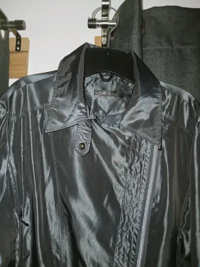 Chaqueta negra de satén para mujer - miniatura 4