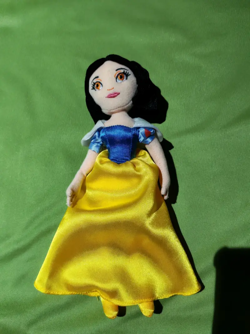 Muñeca de peluche princesa con vestido amarillo - 1