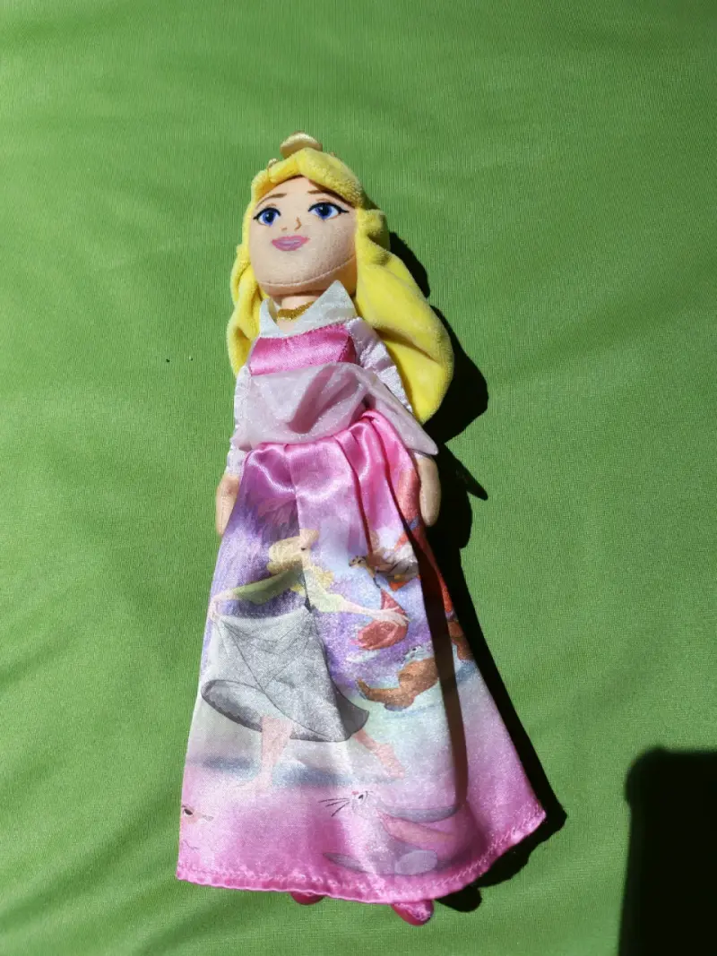 Muñeca de peluche princesa con vestido amarillo - 2