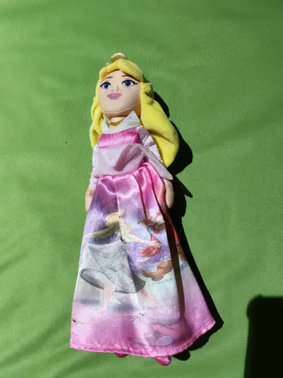 Muñeca de peluche princesa con vestido amarillo - miniatura 2