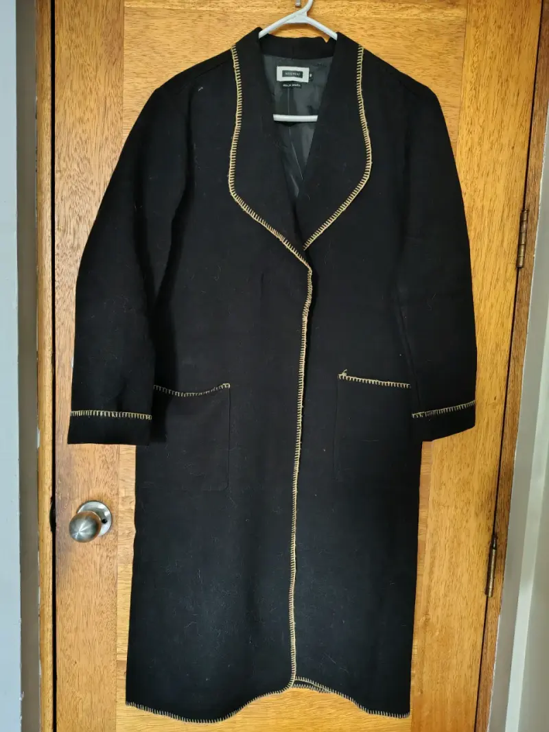 Abrigo negro con detalles dorados para mujer