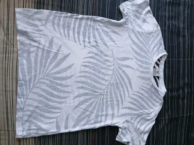 Polera blanca con estampado de hojas - miniatura 1