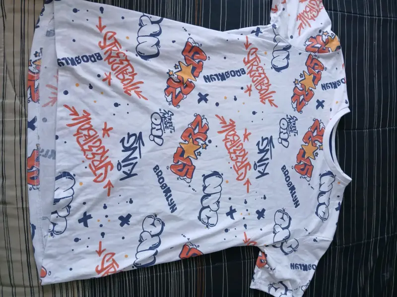 Polera blanca con estampado de hojas - 2