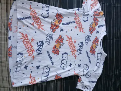 Polera blanca con estampado de hojas - miniatura 2