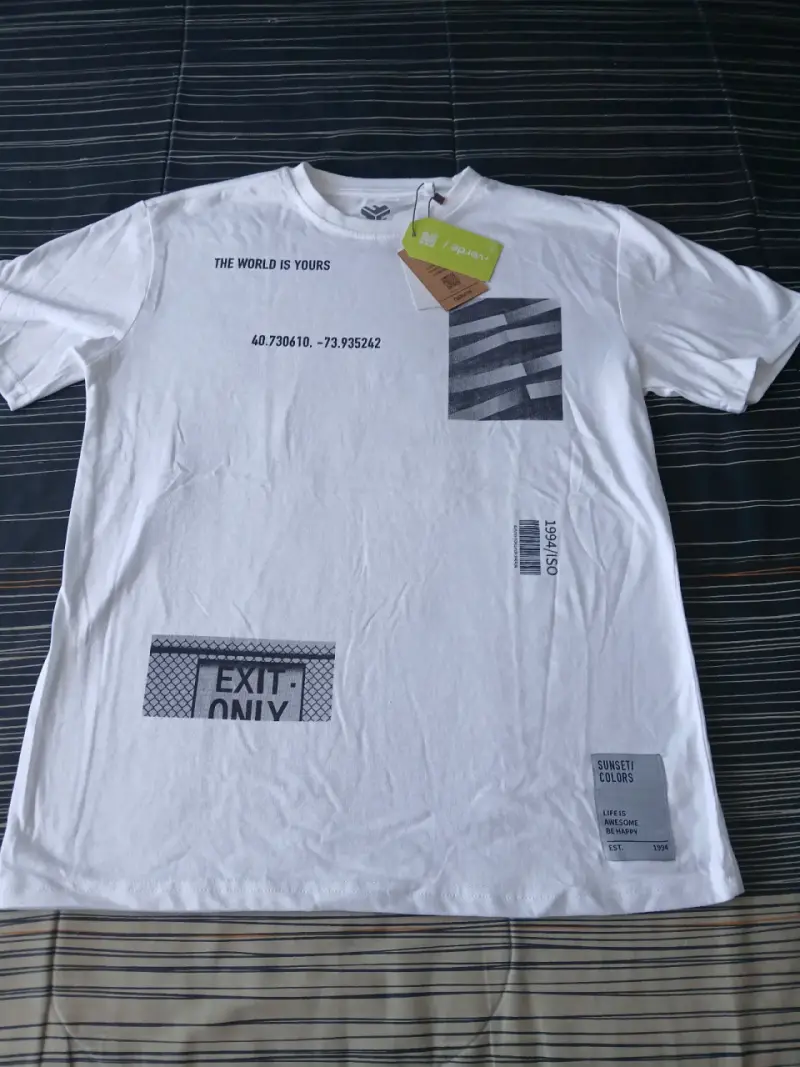 Polera blanca con estampado de hojas - 3