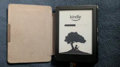 Kindle (no retroiluminado) con funda protectora - miniatura 1
