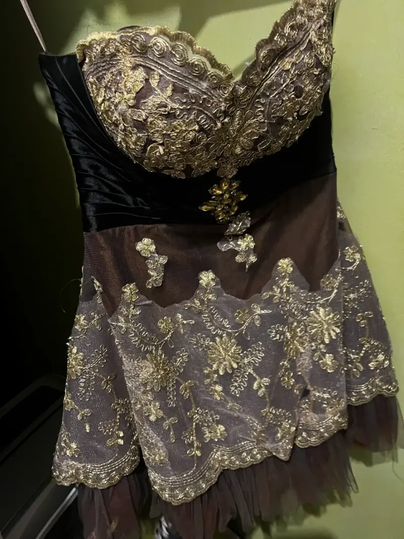 Vestido de encaje dorado elegante - 1