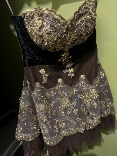 Vestido de encaje dorado elegante - miniatura 1