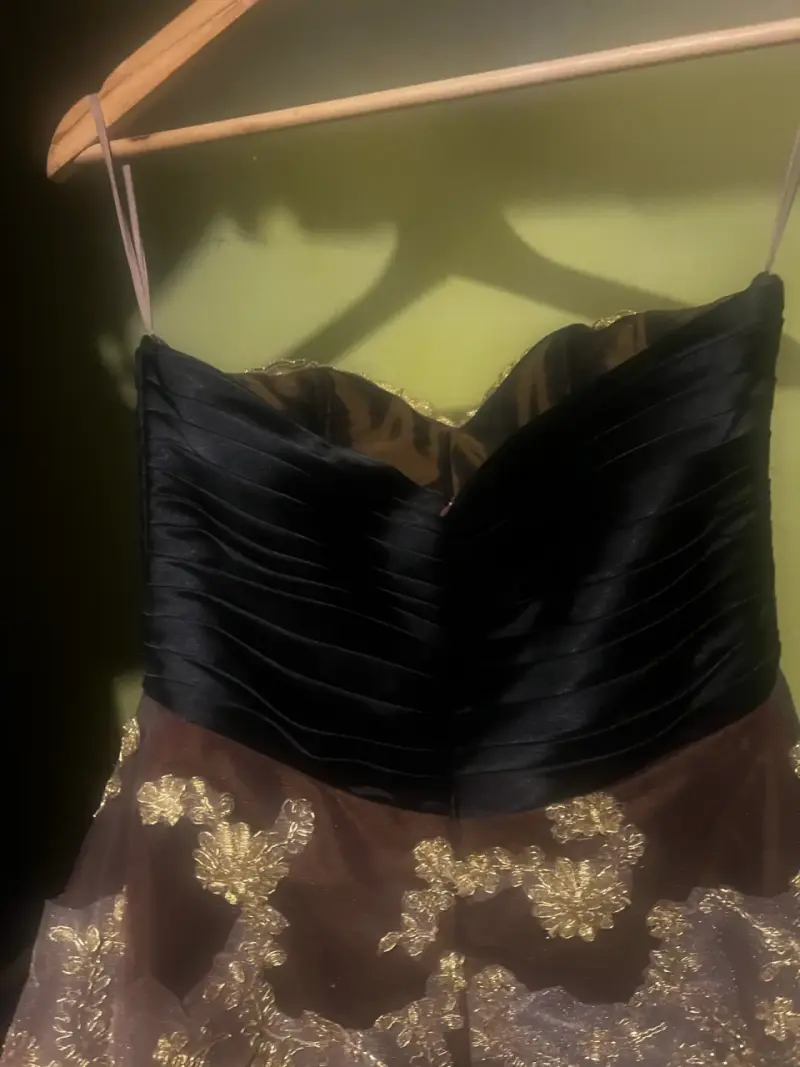 Vestido de encaje dorado elegante - 2