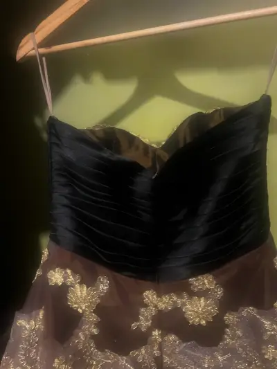 Vestido de encaje dorado elegante - miniatura 2