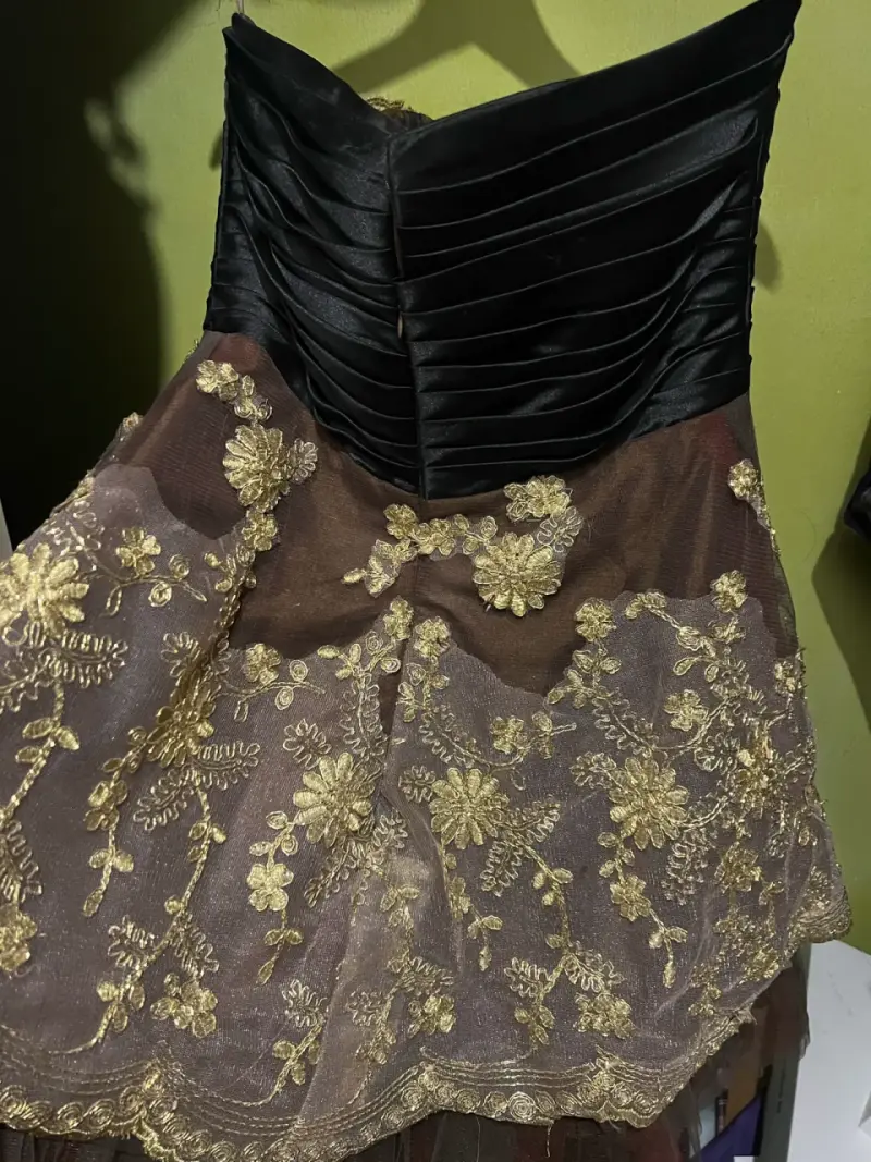 Vestido de encaje dorado elegante - 4