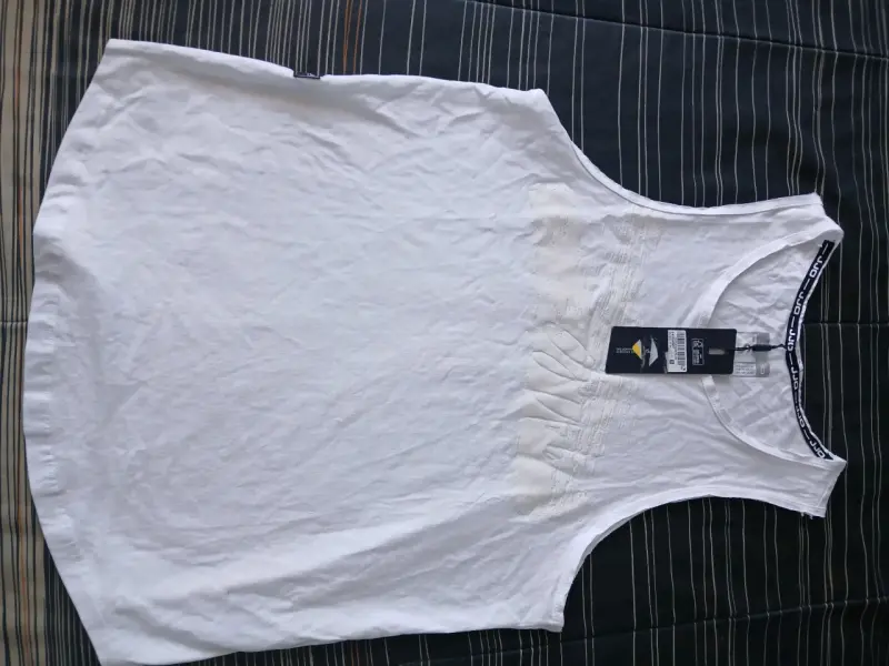 Poleras deportivas blanca y con diseños