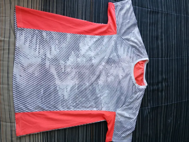 Poleras deportivas blanca y con diseños - 4