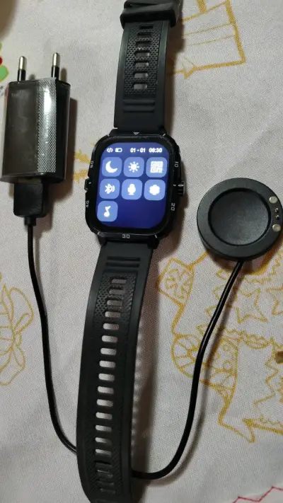 Smartwatch negro con cargador y base - miniatura 1
