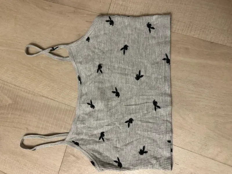Top de tirantes gris con estampado de playboy - 1