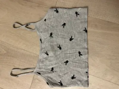Top de tirantes gris con estampado de playboy - miniatura 1