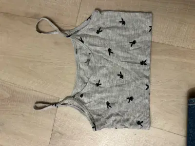 Top de tirantes gris con estampado de playboy - miniatura 2