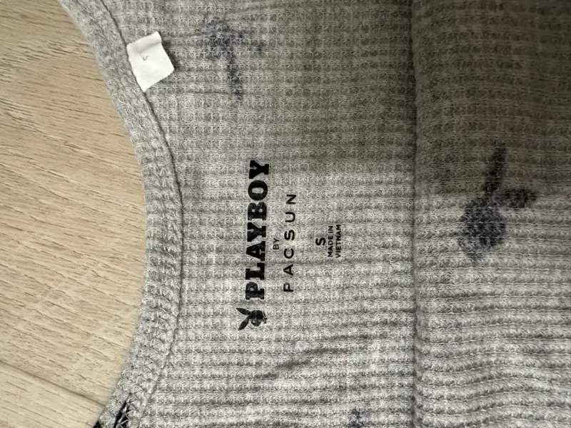 Top de tirantes gris con estampado de playboy - 3