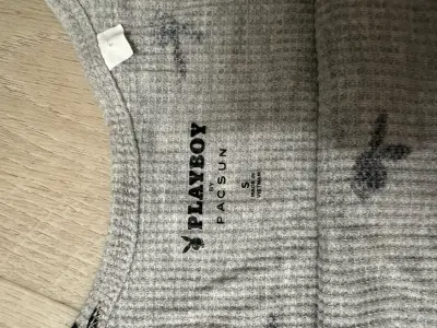Top de tirantes gris con estampado de playboy - miniatura 3