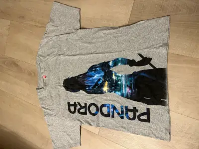 Polera gris con diseño de Pandora - miniatura 1