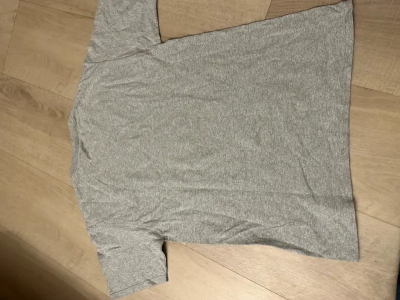 Polera gris con diseño de Pandora - 2