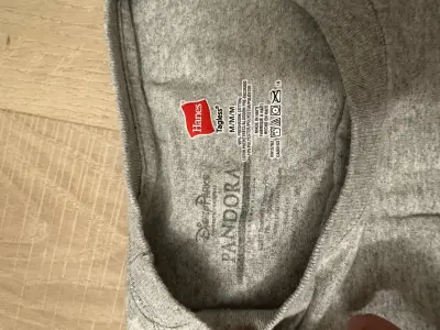 Polera gris con diseño de Pandora - miniatura 3