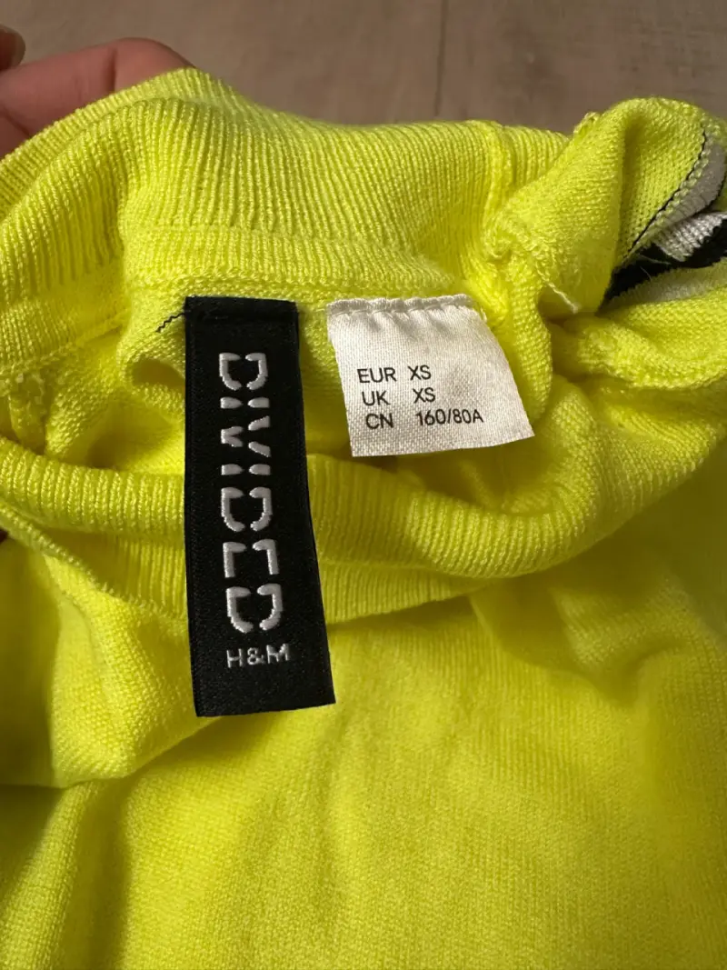 Polerón amarillo neón con diseño en mangas - 3