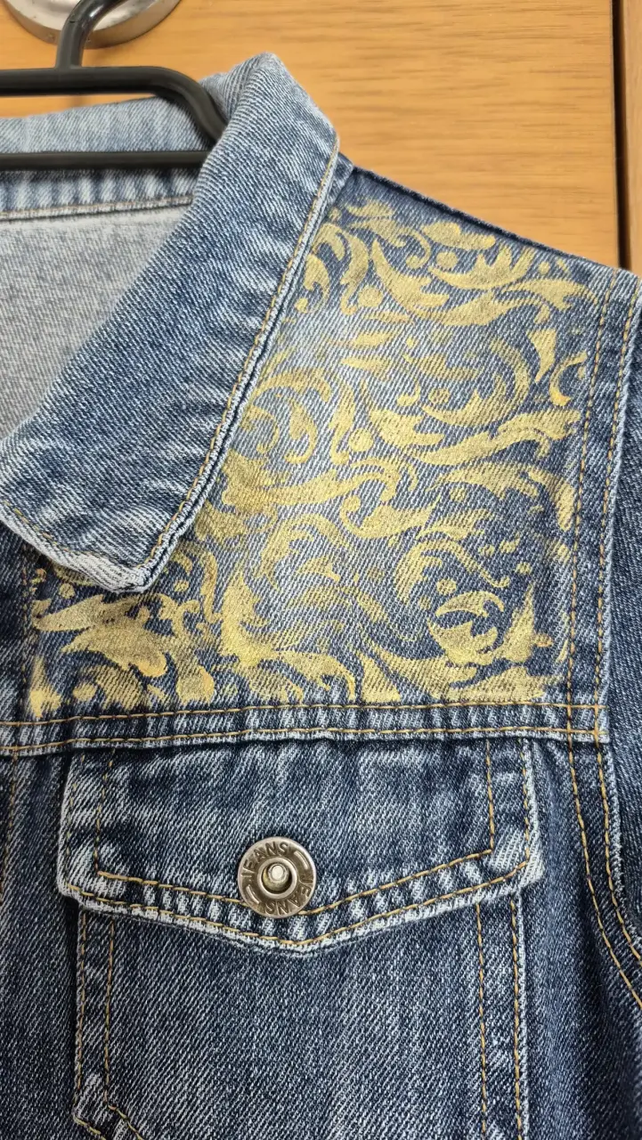 Chaqueta de mezclilla con diseño dorado - 3