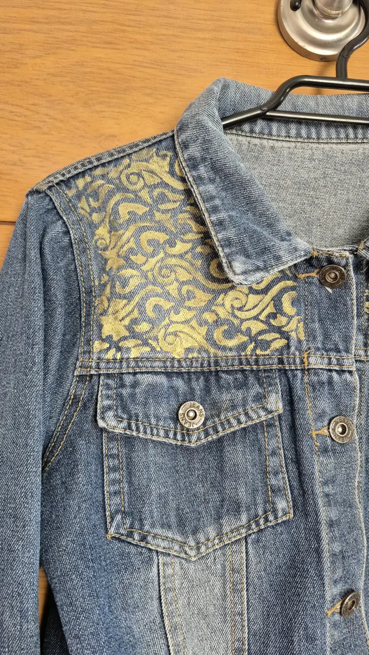 Chaqueta de mezclilla con diseño dorado - 4
