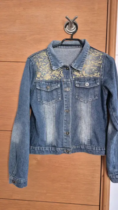 Chaqueta de mezclilla con diseño dorado - miniatura 5
