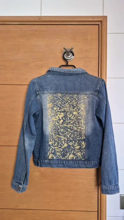 Chaqueta de mezclilla con diseño dorado - miniatura 6