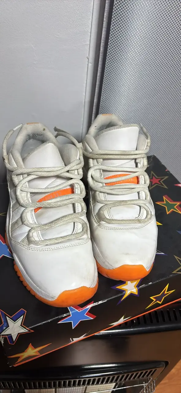 Zapatillas jordan 1 low con detalles naranjas - 1