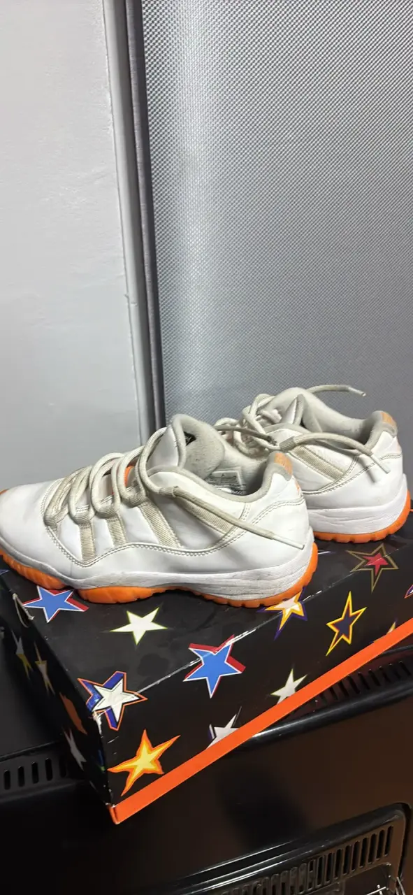 Zapatillas jordan 1 low con detalles naranjas - 2