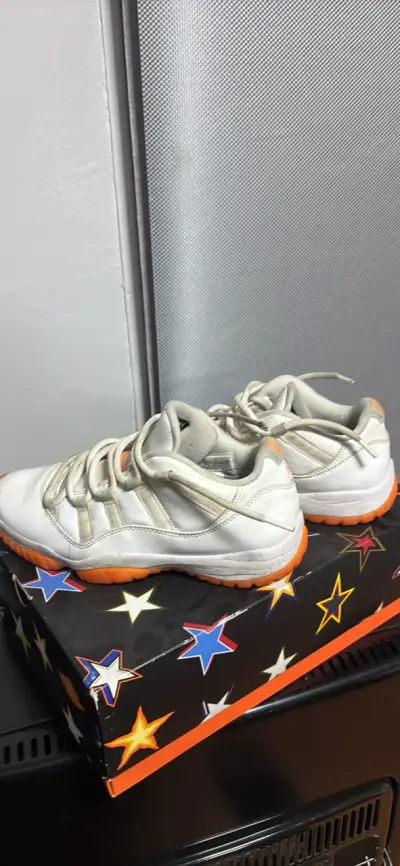Zapatillas jordan 1 low con detalles naranjas - miniatura 2