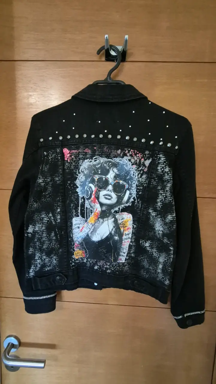 Chaqueta de mezclilla negra con diseño artístico - 2