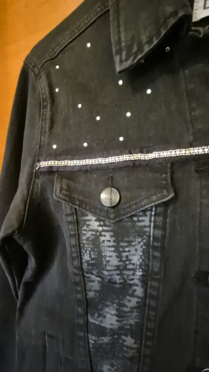 Chaqueta de mezclilla negra con diseño artístico - 3