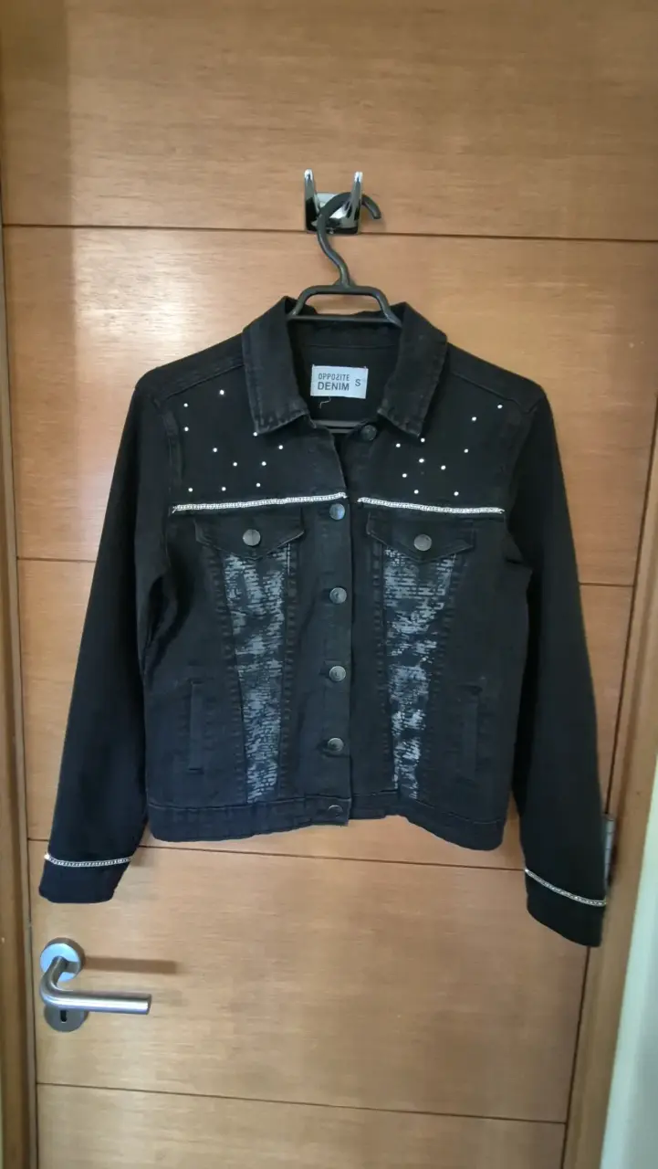 Chaqueta de mezclilla negra con diseño artístico - 4