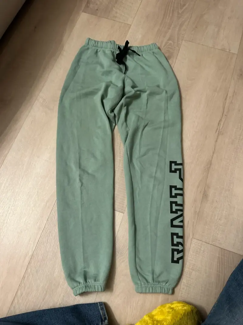Pantalones deportivos verdes con diseño lateral - 1