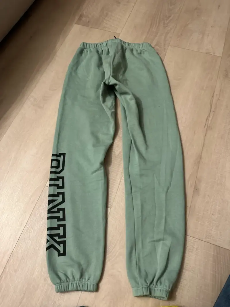 Pantalones deportivos verdes con diseño lateral - 2