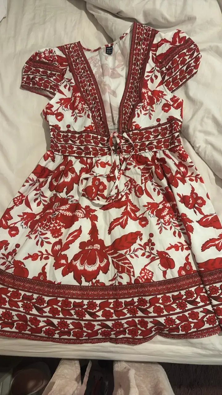 Vestido bohemio rojo y blanco estampado floral - 1