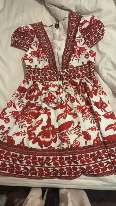 Vestido bohemio rojo y blanco estampado floral - miniatura 1