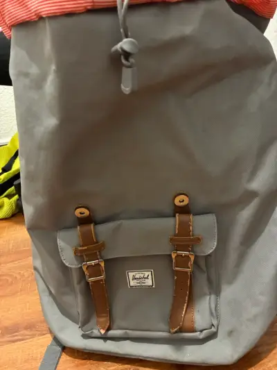 Mochila Herschel gris con correas de cuero - miniatura 2