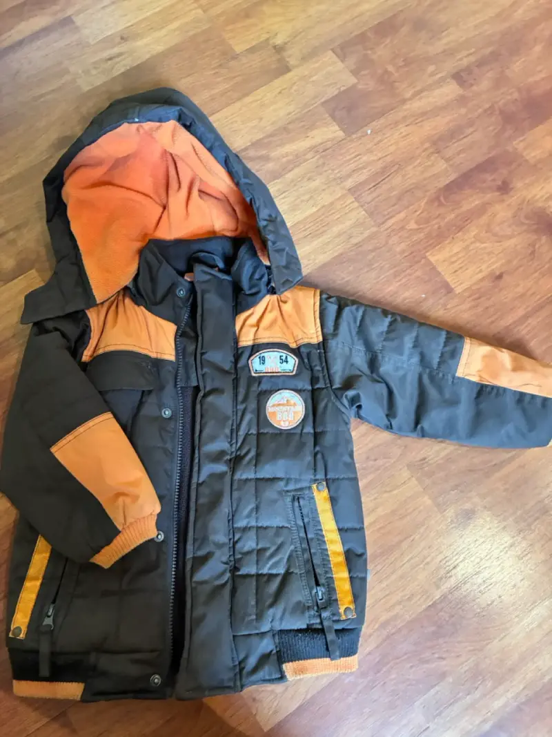 Chaqueta infantil acolchada con capucha - 1