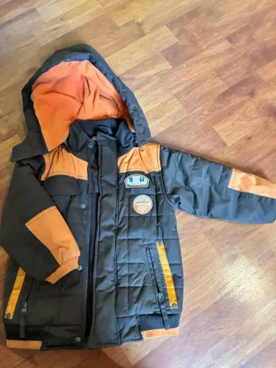 Chaqueta infantil acolchada con capucha - miniatura 1