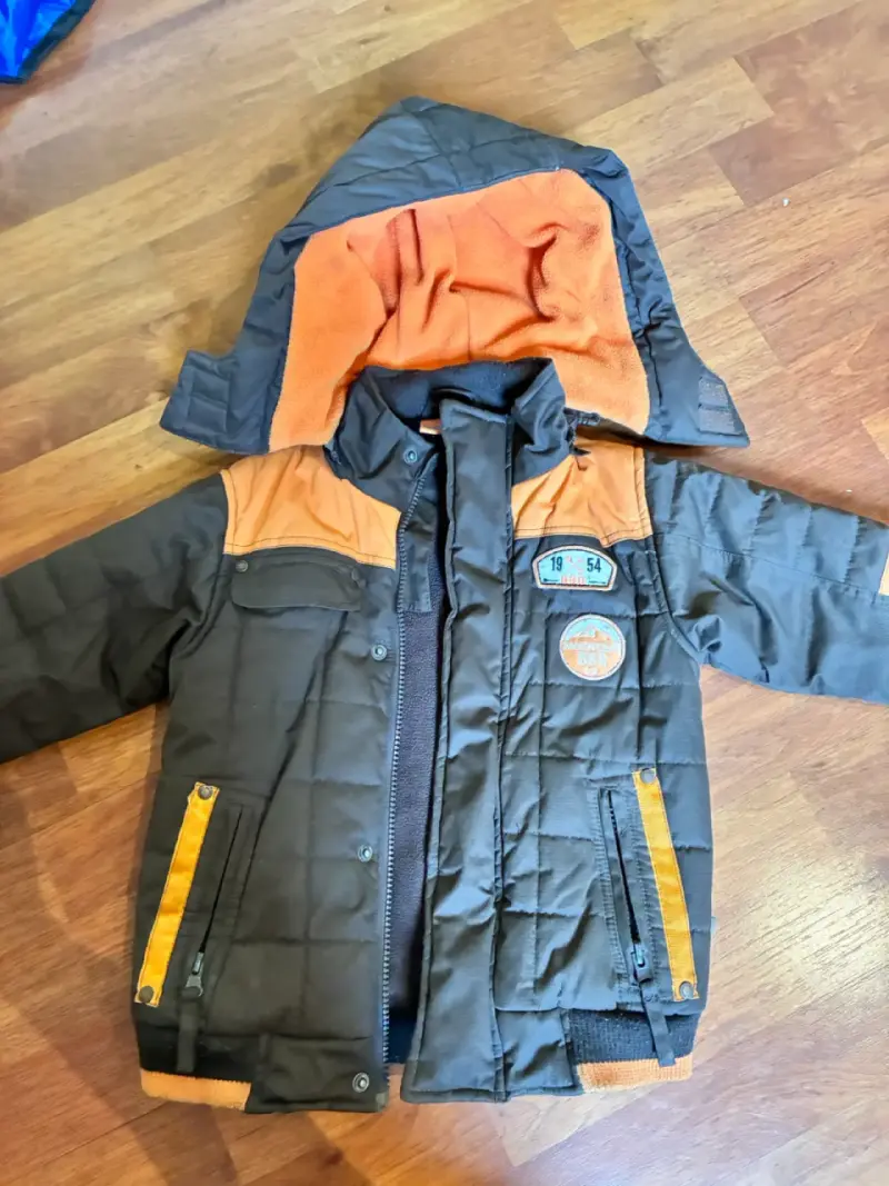 Chaqueta infantil acolchada con capucha - 2